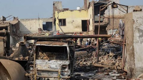 Покистондаги заводда портлаш: 15 дан ортиқ одам ҳалок бўлди (видео)