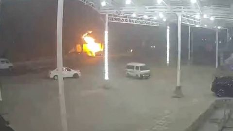 Jizzaxda yuk mashinasiga urilgan Lacetti odamlari bilan yonib ketdi (video)