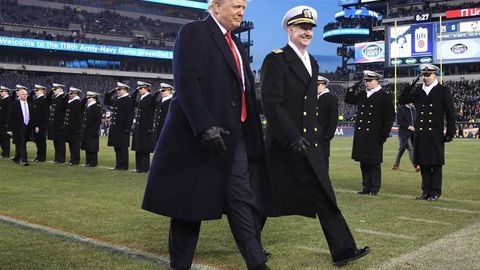 Дональд Трамп унга қарши чиққан сиёсатчилар қамоққа ташланиши кераклигини айтди