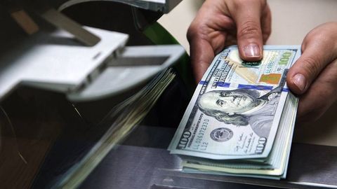 Ўзбекистон аҳолиси банкларга рекорд даражада кўп доллар сотди