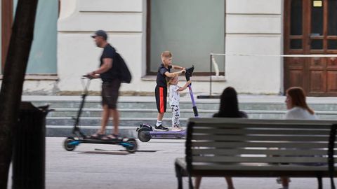 Эстонияда 10 ёшдан кичикларга электросамокат учишни тақиқлашмоқчи