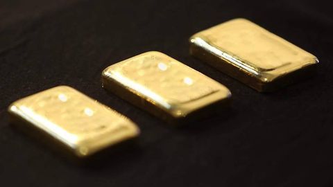 Таиландда аёл 62 минг долларлик олтин қуймаларни чиқиндига ташлаб юборди (видео)