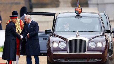 Сут зардобида юрадиган Aston Martin, 75 йиллик Rolls-Royce — қирол Чарльз автоколлекциясида қандай машиналар бор?