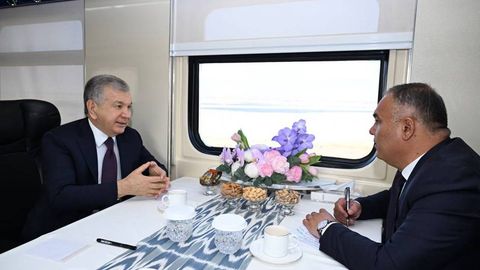 Shavkat Mirziyoyev Samarqanddan Urgutga poyezdda bordi