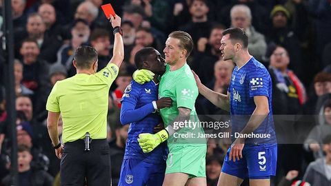 “Everton” futbolchisi jamoadoshini urgani uchun maydondan chetlatildi (video)