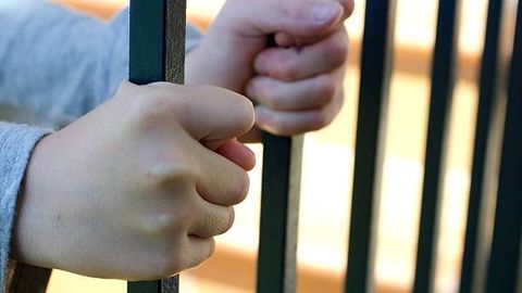 Samarqandda qonunga zid ravishda qamalgan 17 yoshli yigitga nisbatan hukm oʻzgartirildi