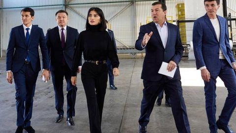 Саида Мирзиёева базалтдан иссиқлик сақловчи минерал плиталар ишлаб чиқарадиган завод раҳбарлари билан суҳбатлашди