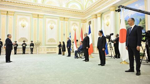 Президент Шавкат Мирзиёев янги тайинланган 7 давлат элчиларидан ишонч ёрлиқларини қабул қилди