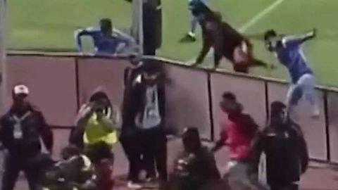 Боливияда оммавий муштлашув: 17 нафар футболчи қизил карточка олди, полиция жанжални тўхтатиш учун кўздан ёш оқизувчи газдан фойдаланди (видео)