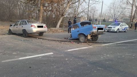 Fargʻonada Nexia bilan toʻqnashgan Moskvich ikkiga boʻlinib ketdi