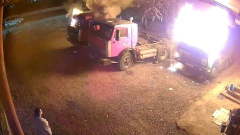 Самарқандда бир нечта юк машинаси қасддан ёқиб юборилди