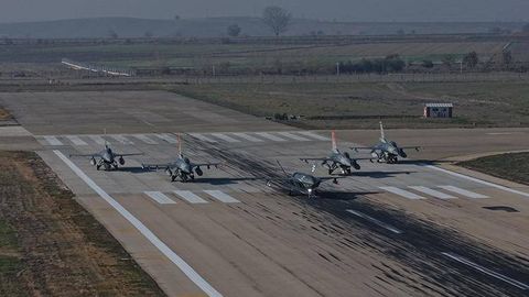 Turkiya droni tarixda ilk bor samolyotni urib tushirdi (video)