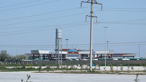 Узбекистан предупредил граждан, отправляющихся в Россию через Казахстан