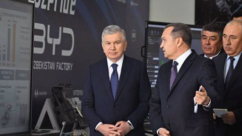 Шавкат Мирзиёев Жиззахдаги Автомобильсозлик муҳандислик мактабида бўлди 