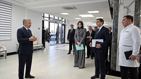 Президент Жиззах кўп тармоқли тиббиёт маркази янги биносини бориб кўрди
