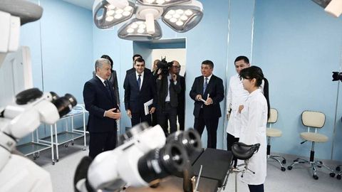 Шавкат Мирзиёев посетил вновь построенный многопрофильный медицинский центр Джизакской области