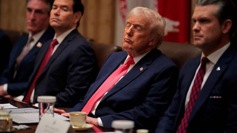 “25 yil oldingi holatimdan ancha tetikman”. Tramp yig‘ilishda bir yarim soat mudrab o‘tirdi