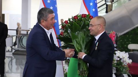 Президент Жиззахдаги савдо мажмуаси директорини “Дўстлик” ордени билан тақдирлади