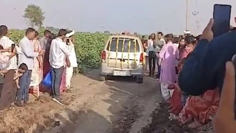 Ҳиндистонлик оила автомобилининг дафн маросимини ўтказди. Маъракада 1,5 минг киши қатнашди