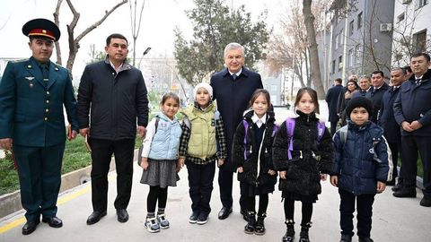 “Маҳалла – жамиятнинг юзи”. Президент Гулистондаги маҳаллада бўлди