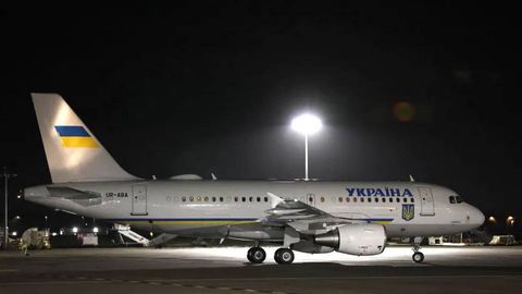 Ирландияда Зеленский самолётини номаълум ҳарбий дронлар кузатган — ОАВ