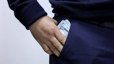 Сурхондарёда 17 млрд сўмлик кредит бўйича фуқародан пул ундирмоқчи бўлган банк ходими қўлга тушди