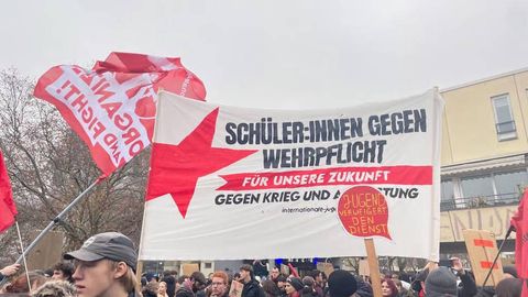 Germaniyada minglab maktab o‘quvchilari harbiy islohotga qarshi norozilik namoyishiga chiqdi