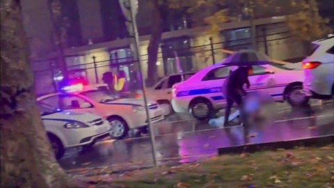 В Ташкенте пешеход погиб в результате наезда автобуса и легкового автомобиля