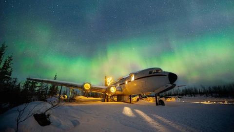 Собиқ учувчи Аляскадаги юк самолётини икки хонали ҳашаматли турар жойга айлантирди (фото)