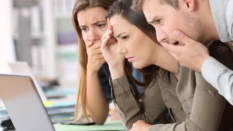 Фейлвотчинг: зумерлар ҳамкасбларининг хатосини кузатиш орқали ишдаги стрессни енгмоқда