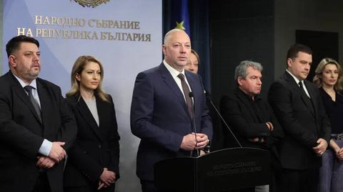 Болгарияда ҳукумат тарқатиб юборилди