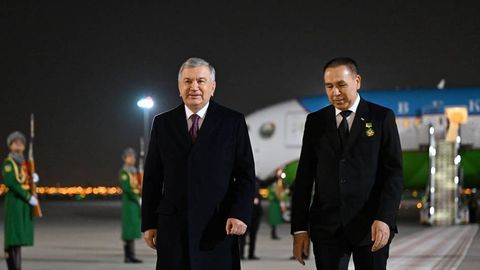 Шавкат Мирзиёев прибыл в Туркменистан
