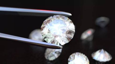 Germaniya aeroportida angolalik sayyohning sumkasidan 11 mingdan ortiq olmos topildi