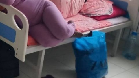 “Pulini toʻlab qoʻygan boʻlsak ham, bitta koykada ikki homilador yotibmiz”. Andijon perinatal markazida joy yetishmayapti