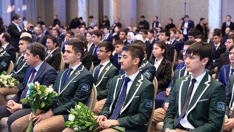 Фан олимпиадасида ғолиб бўлган икки ўқувчига 1 млрд 40 млн сўмдан пул мукофоти берилди