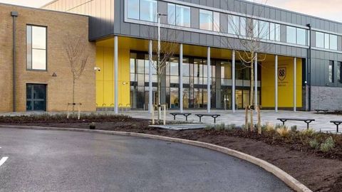 Британия мактаби давоматни яхшилаш учун ўқувчиларга бепул телевизор ва велосипедлар тарқатмоқда