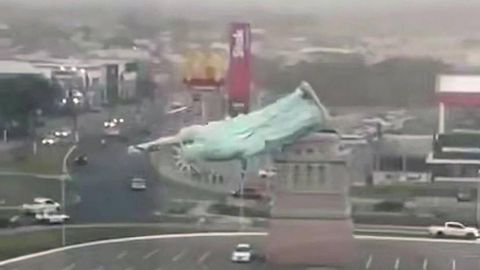 Бразилияда шамол Озодлик ҳайкалини қулатди (видео)