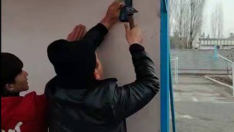 Самарқандда мактаб директори ўқувчининг телефонини доскага михлаб қўйгани тўғрисидаги хабарлар рад этилди