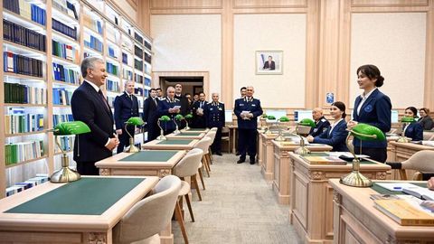 Президент Ҳуқуқни муҳофаза қилиш академиясида талабалар билан мулоқот қилди 