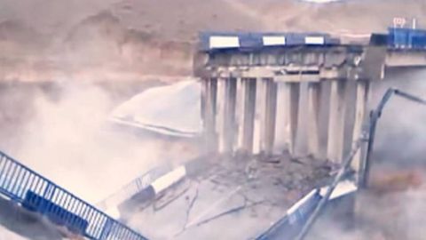 Қозоғистонда автомобиль кўприги қулаб тушди (видео)