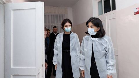 “Yuklama nihoyatda katta, sharoit esa izoh talab qilmaydi” — Saida Mirziyoyeva Urgutning chekka qishloqlaridan biridagi poliklinikani borib koʻrdi