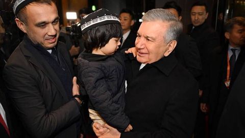 Шавкат Мирзиёев Японияда ўзбекистонликлар билан суҳбатлашди