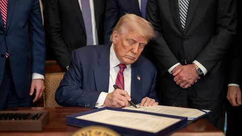 Трамп АҚШ мудофааси учун 901 млрд доллар ажратди