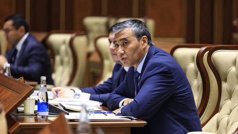 “Олтин сотувидан келган ортиқча даромад бюджет тақчиллигини қисқартиришга сарфланиши мумкин” — Аҳадбек Ҳайдаров