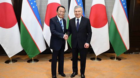 Шавкат Мирзиёев встретился с председателем японской парламентской Лиги дружбы с Узбекистаном Таро Асо