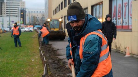 Sankt Peterburg koʻchalarida hindistonlik farroshlar ish boshladi