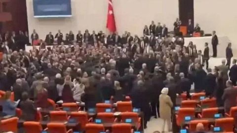 Turkiya parlamentida deputatlar mushtlashdi (video)