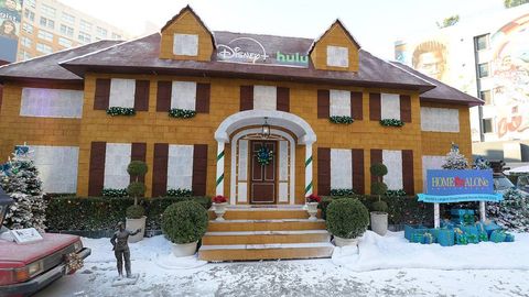 АҚШда “Уйда ёлғиз” фильмидаги уй кўринишида улкан ширинлик тайёрланди (видео)