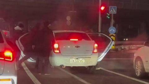 Чилонзорда икки машина ҳайдовчилари ва уларнинг йўловчилари ўртасида жанжал содир бўлди (видео)