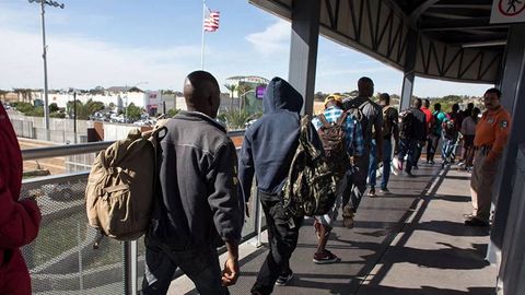 AQSH o‘zini deportatsiya qiladigan migrantlarga 3 ming dollar beradi